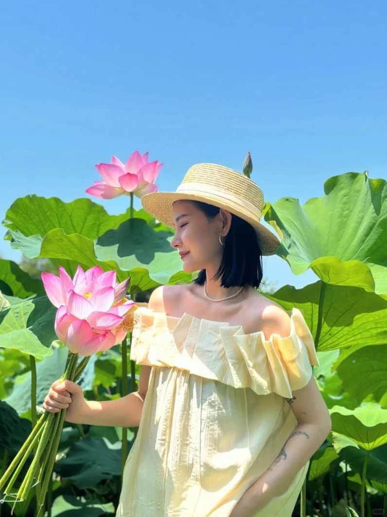 Sắc đẹp Việt qua ảnh gái xinh đầm sen