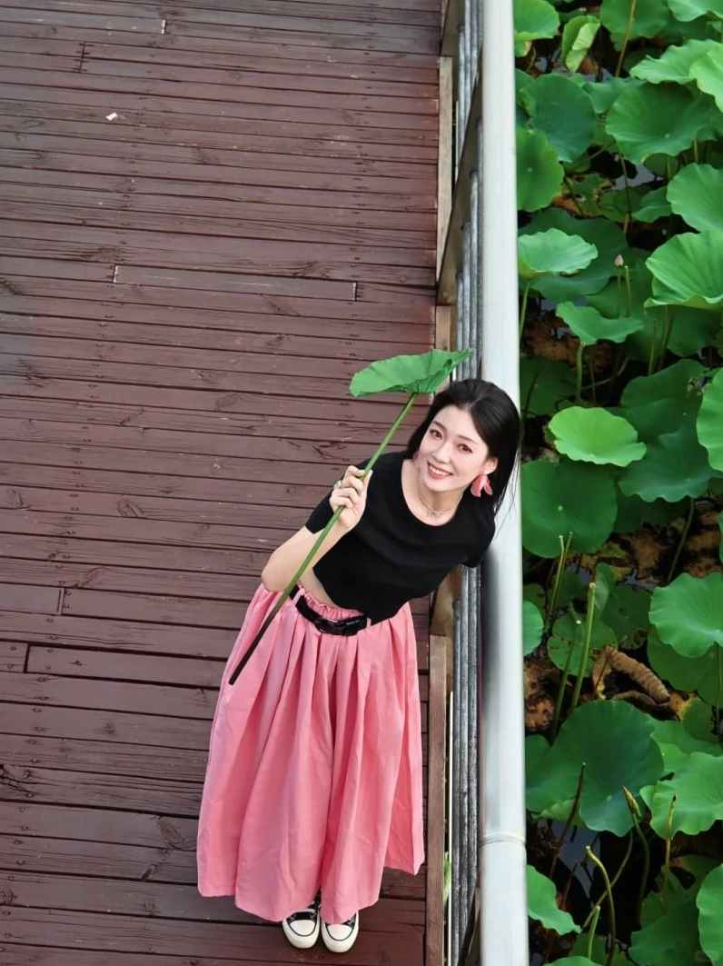 Tà áo dài duyên dáng của gái xinh bên sen