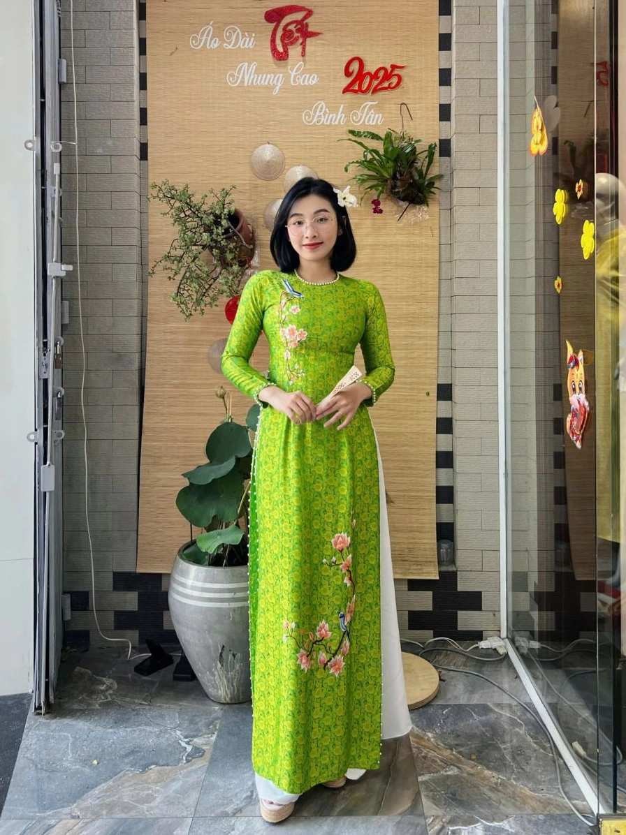 Tà áo dài rực rỡ sắc Xuân