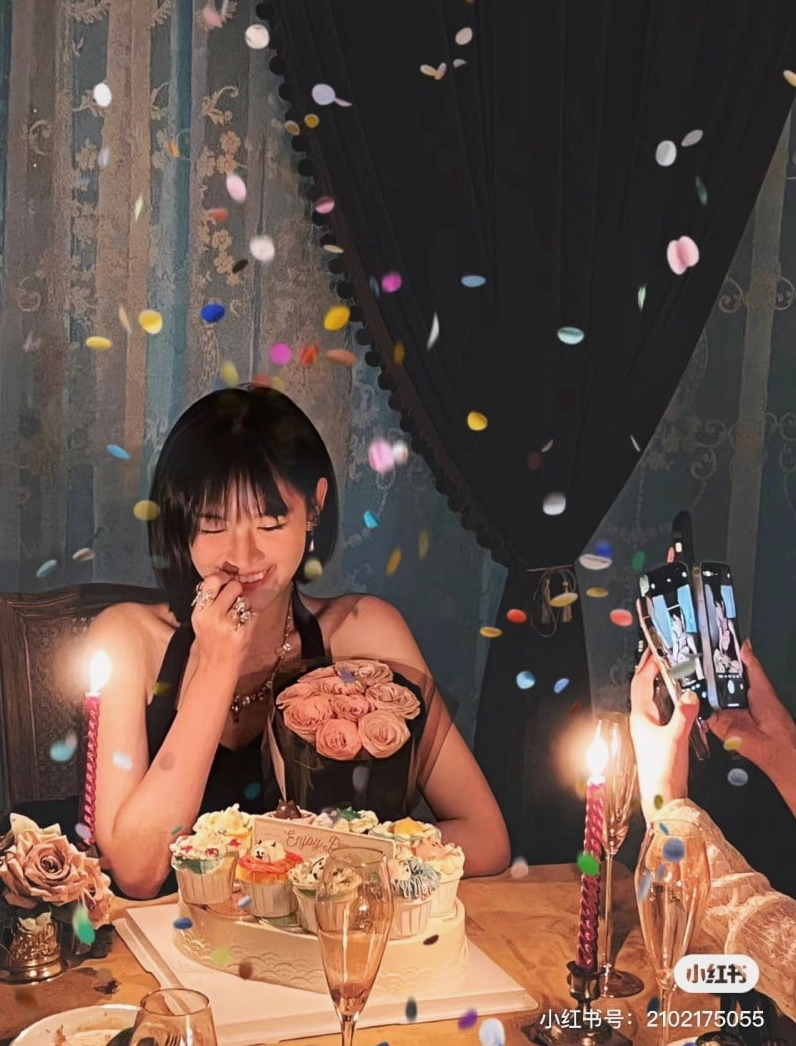 tạo dáng chụp ảnh với bánh sinh nhật