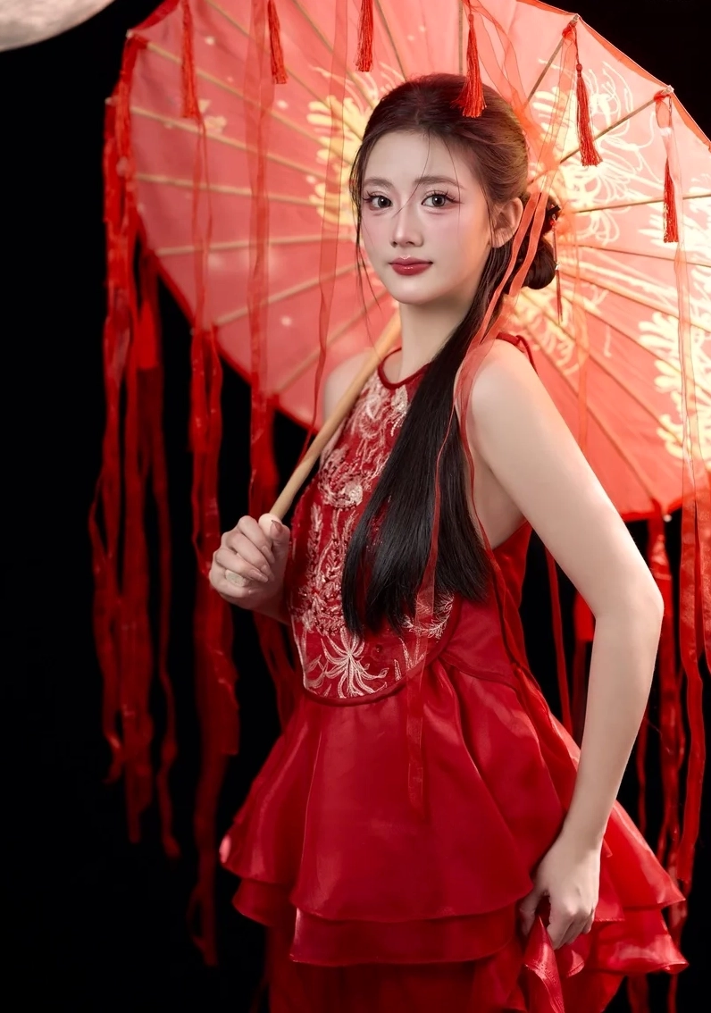 Thần thái tự nhiên khi Gái mặc yếm tạo dáng tinh tế