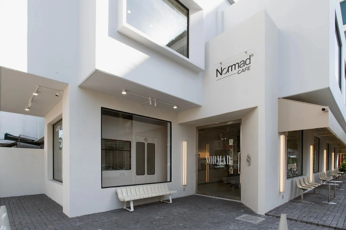 The outdoor space is designed extremely carefully in Korean style