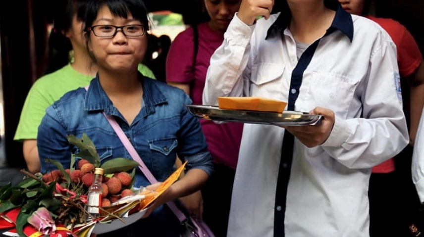 Thí sinh chắp tay khấn trong không gian yên tĩnh tại nhà