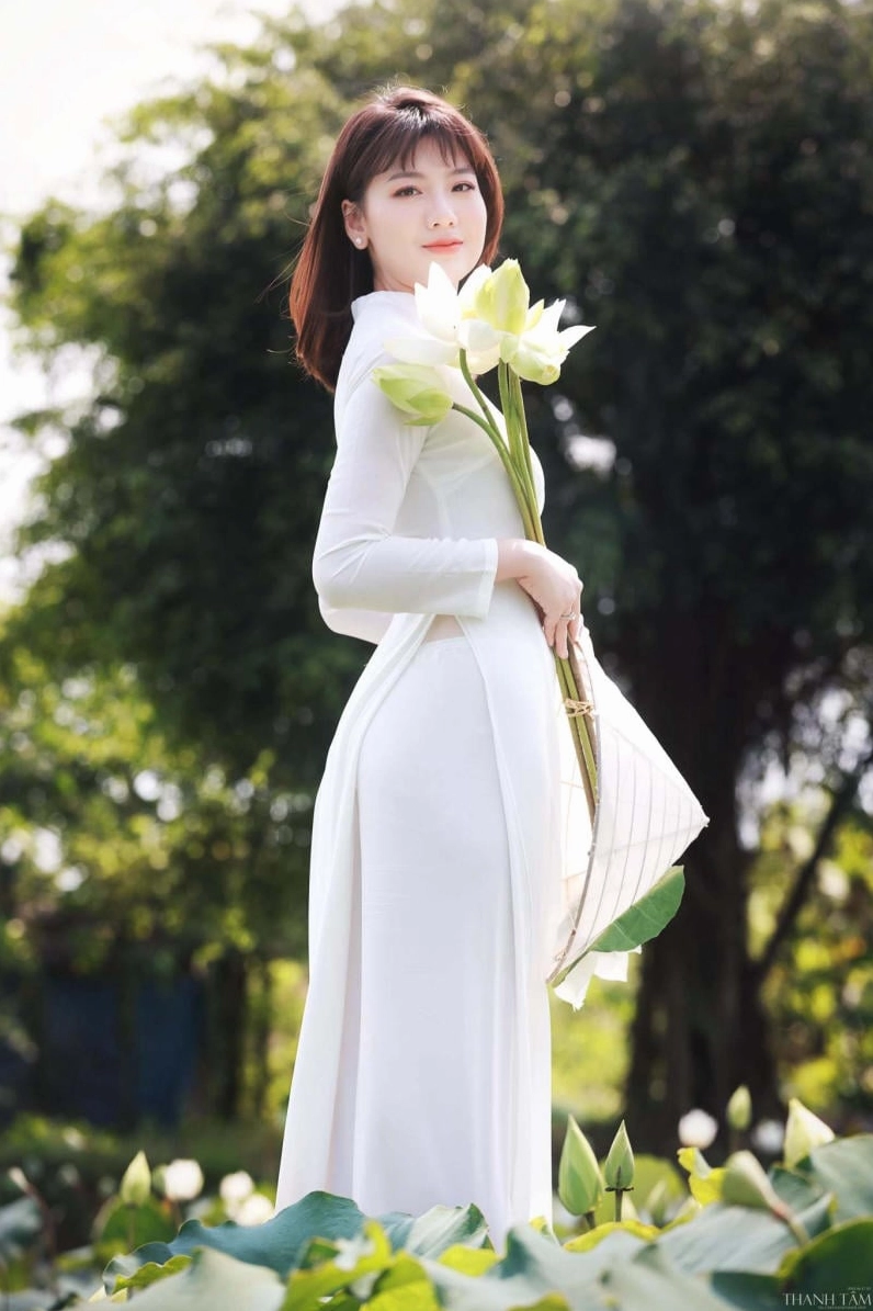 Thiếu nữ duyên dáng trong tà áo dài bên sen