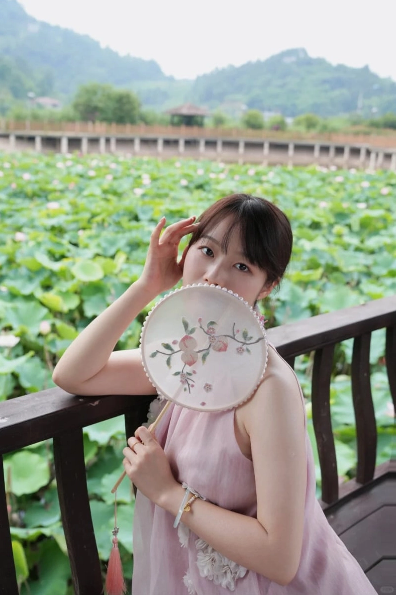 Thiếu nữ e ấp bên bông sen
