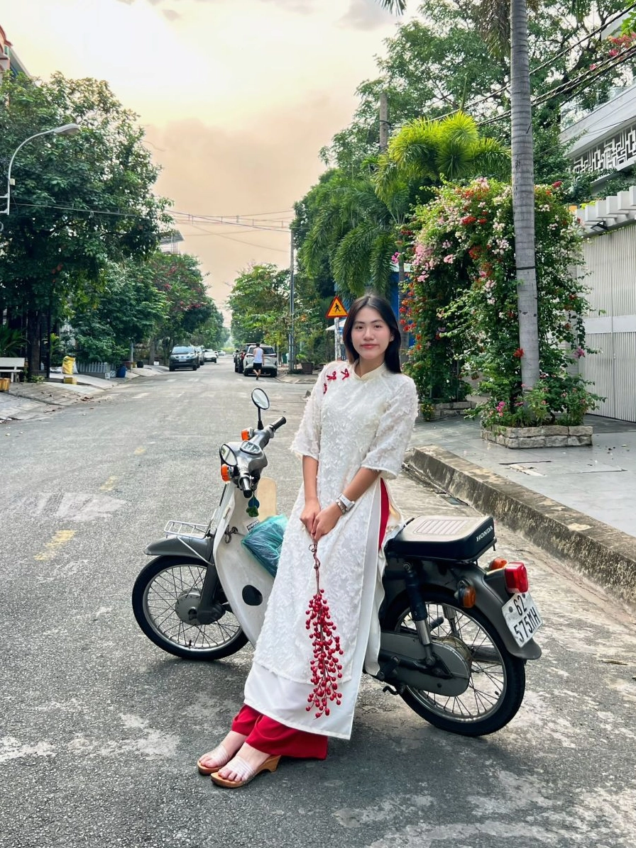 Thiếu nữ Việt duyên dáng trong tà áo dài