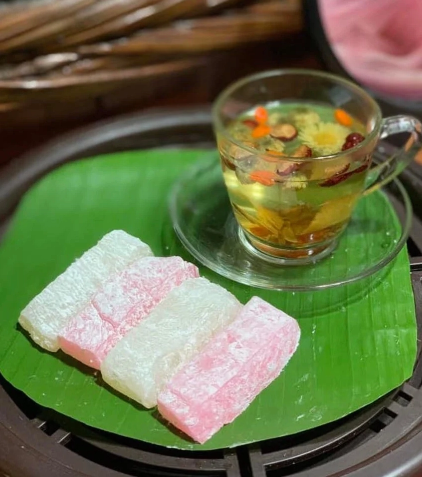 Thưởng thức bánh hồng cùng trà