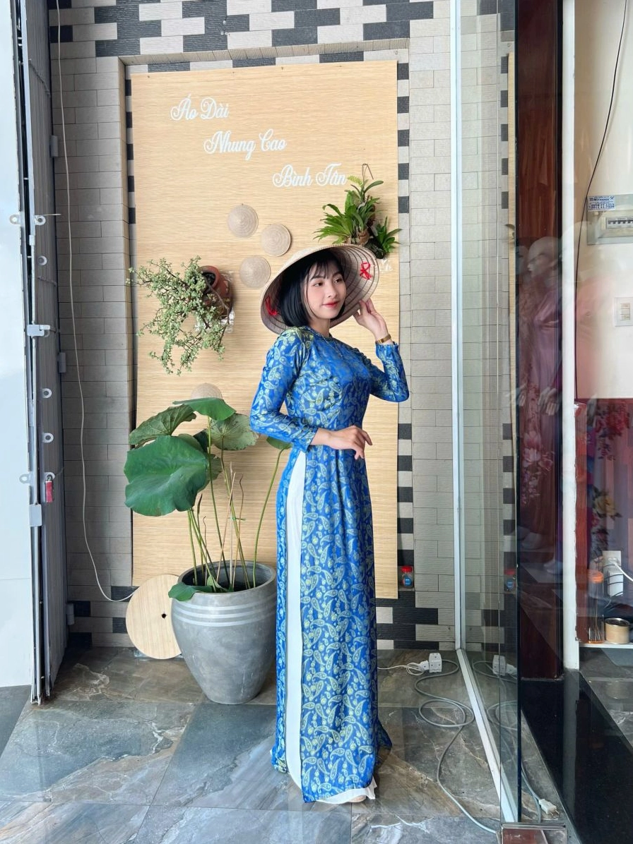 Vẻ đẹp áo dài e ấp bên Hồ Gươm