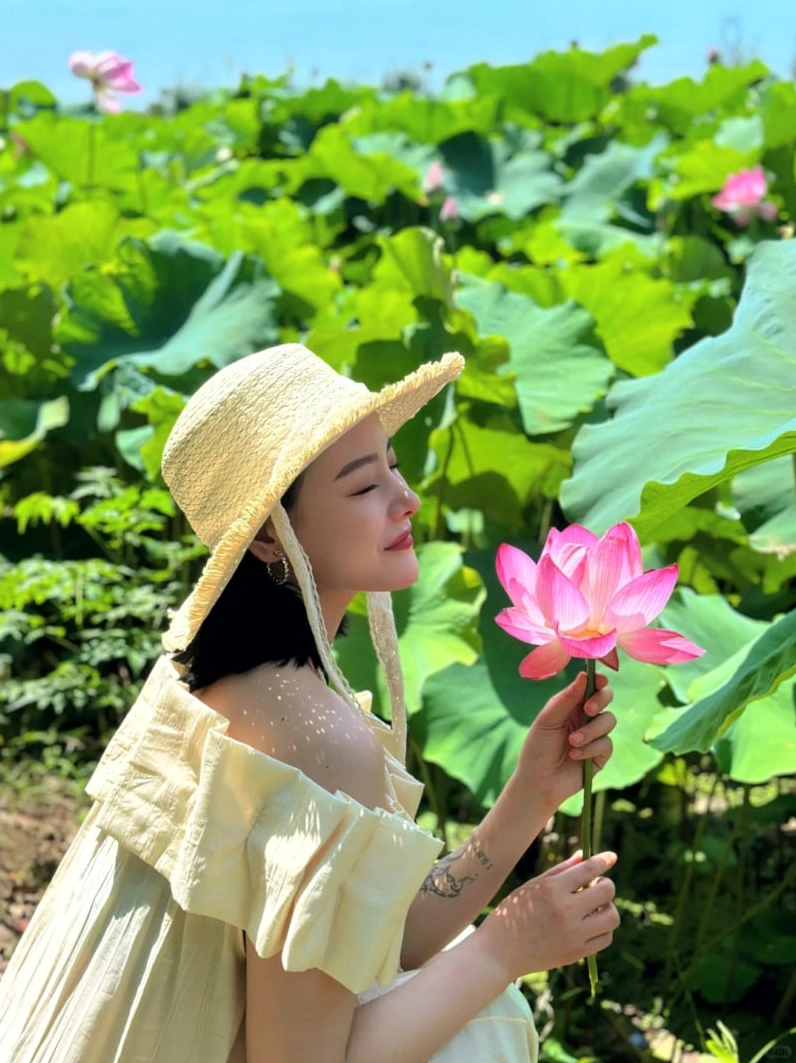 Vẻ đẹp bất tận của gái xinh và đầm sen