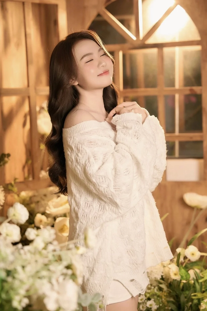Vẻ đẹp nhẹ nhàng từ gái cute 2000 đầy cuốn hút