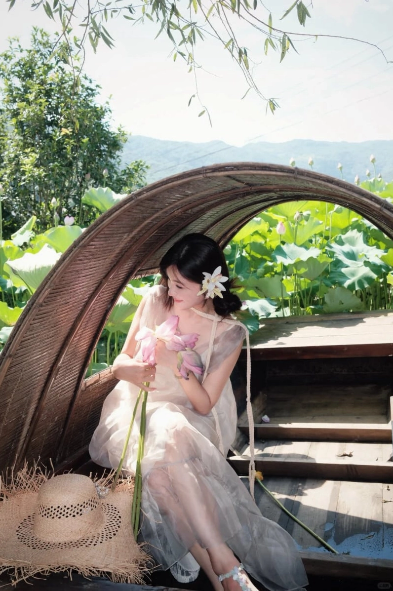 Vẻ đẹp thanh thoát của cô gái bên đầm sen