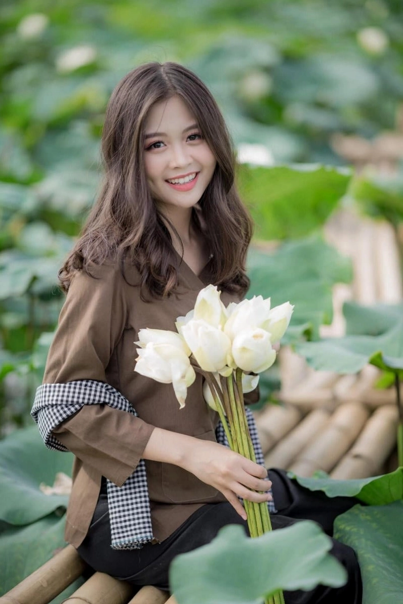 Vẻ đẹp thuần khiết của thiếu nữ bên sen