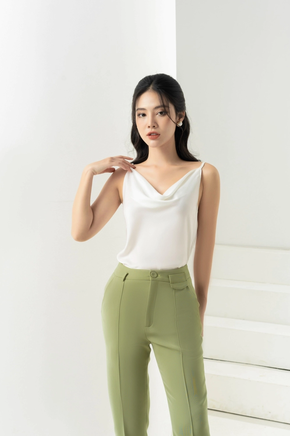 Vẻ ngoài thanh thoát và tự tin của một gái xinh hai dây.